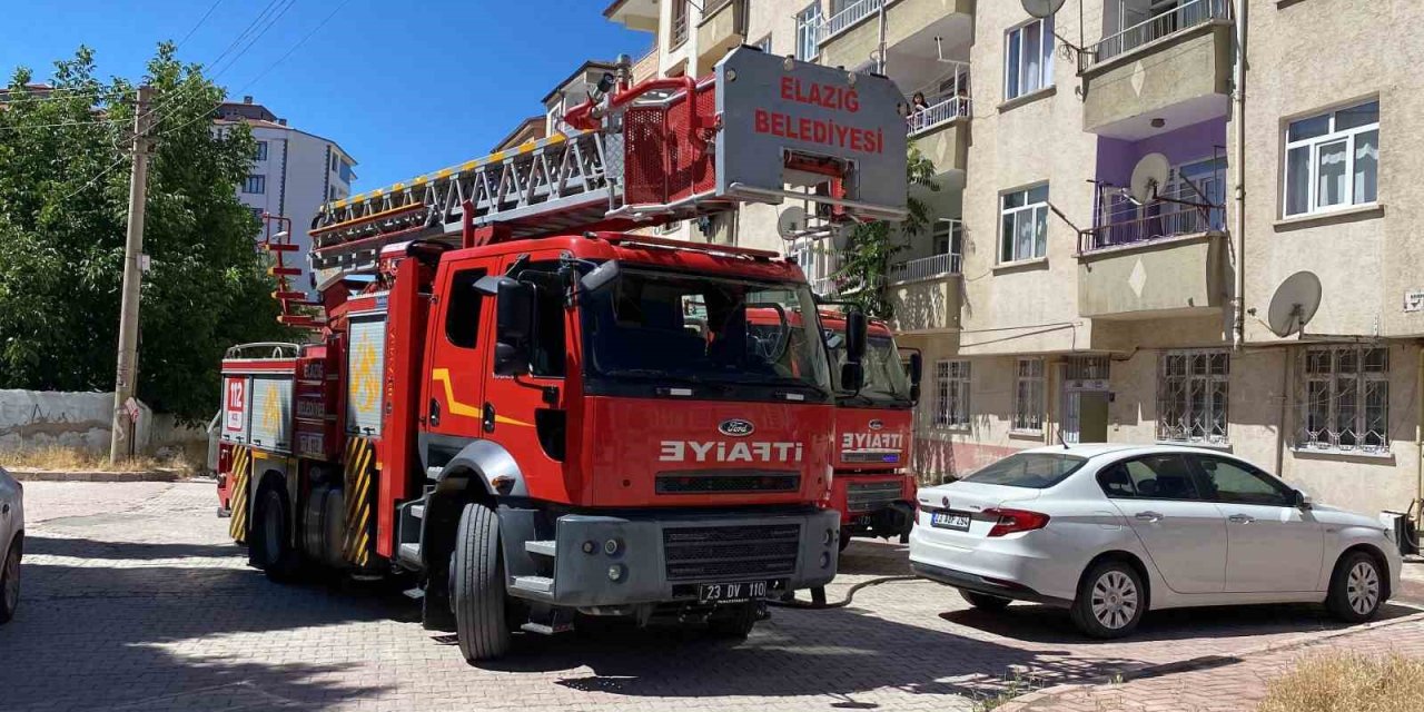 Elazığ’da binanın havalandırma boşluğunda yangın