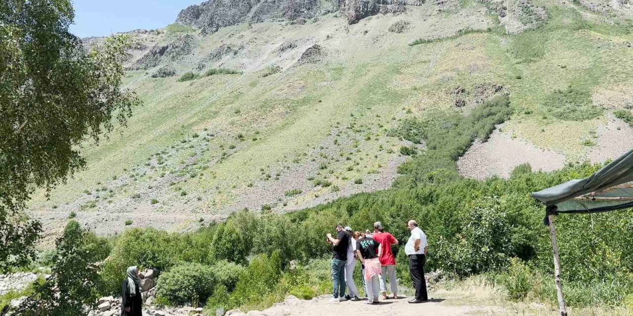 Nemrut Krater Gölü yerli ve yabancı turistleri ağırlıyor