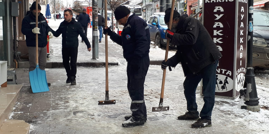 Kars'ta kaldırımlarda oluşan buzlar el yordamıyla temizleniyor