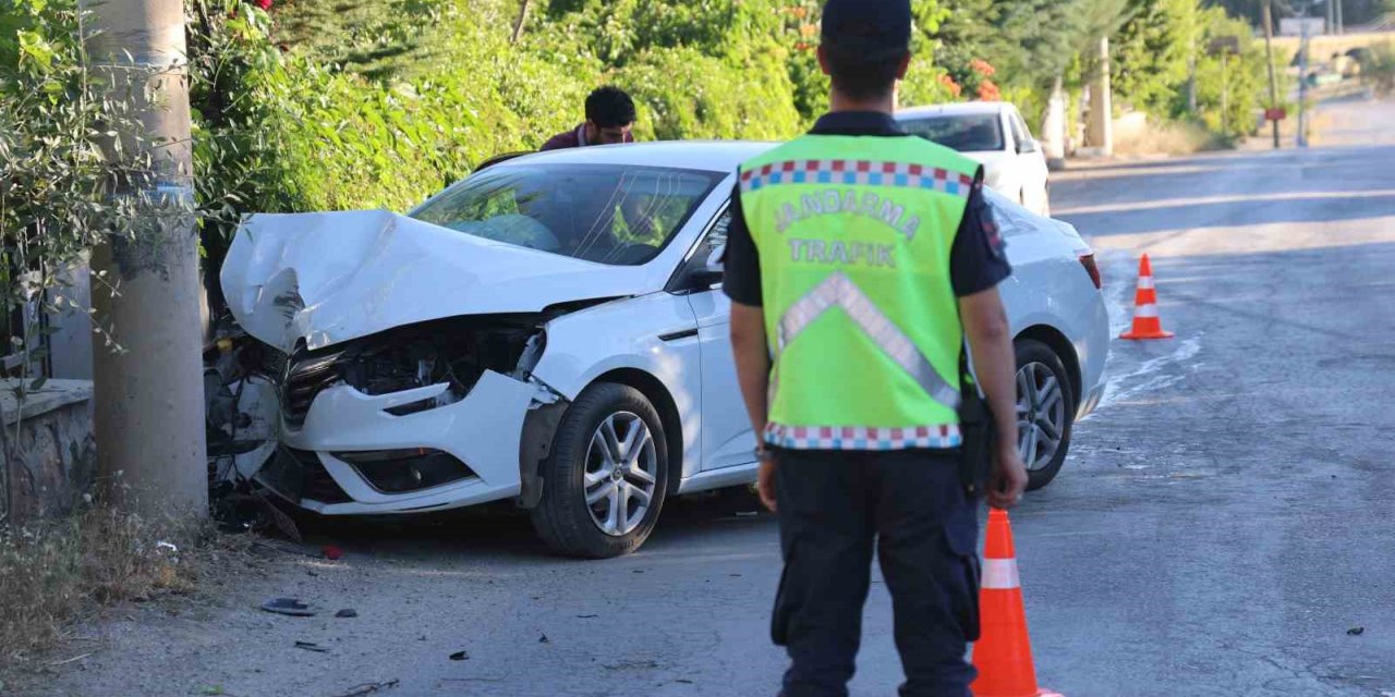 Elazığ’da otomobil beton direğe çarptı: 2 yaralı