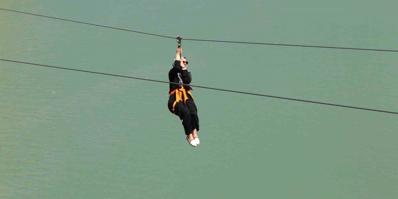 Fırat Nehri’nin muhteşem manzarası eşliğinde yapılan zipline ve tekne turu turistlerin vazgeçilmezi