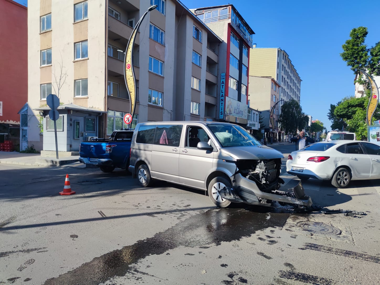 Kars'ta transit ile otomobil çarpıştı