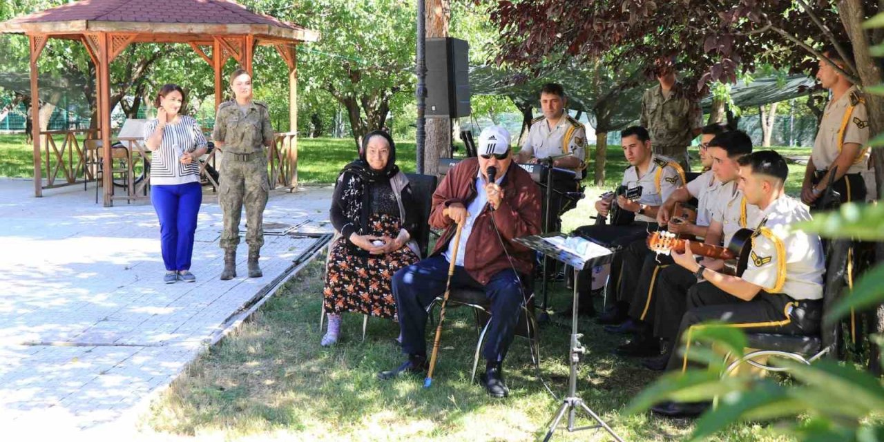 Askeri bando takımı, huzurevi sakinleri için çaldı