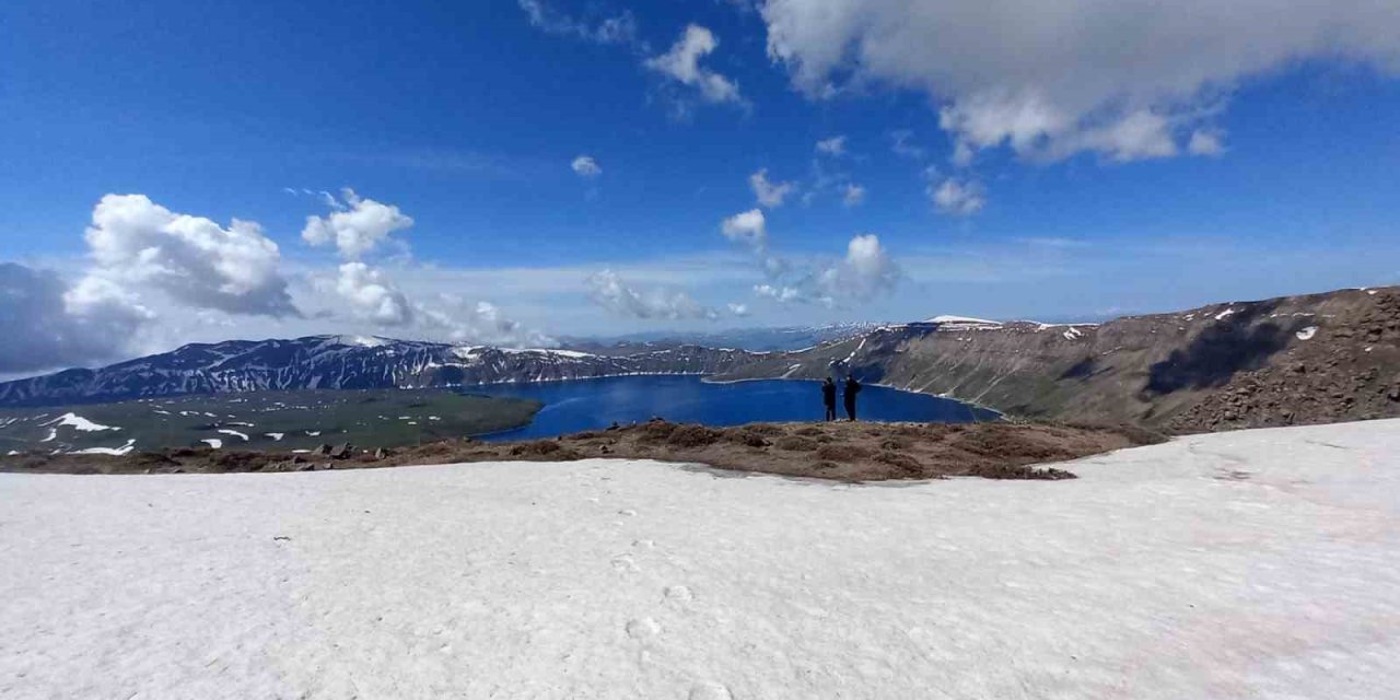 Nemrut Kalderası’nın bir yanı kar bir yanı bahar