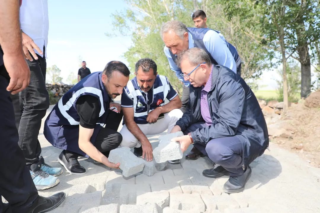 Kars’ta köy yolları tek tek yapılıyor