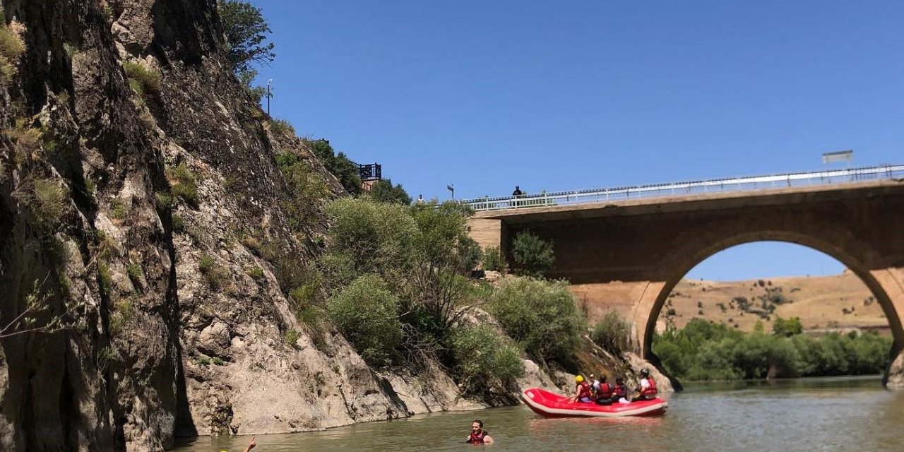 Kavurucu sıcaklarda rafting yaparak serinlediler