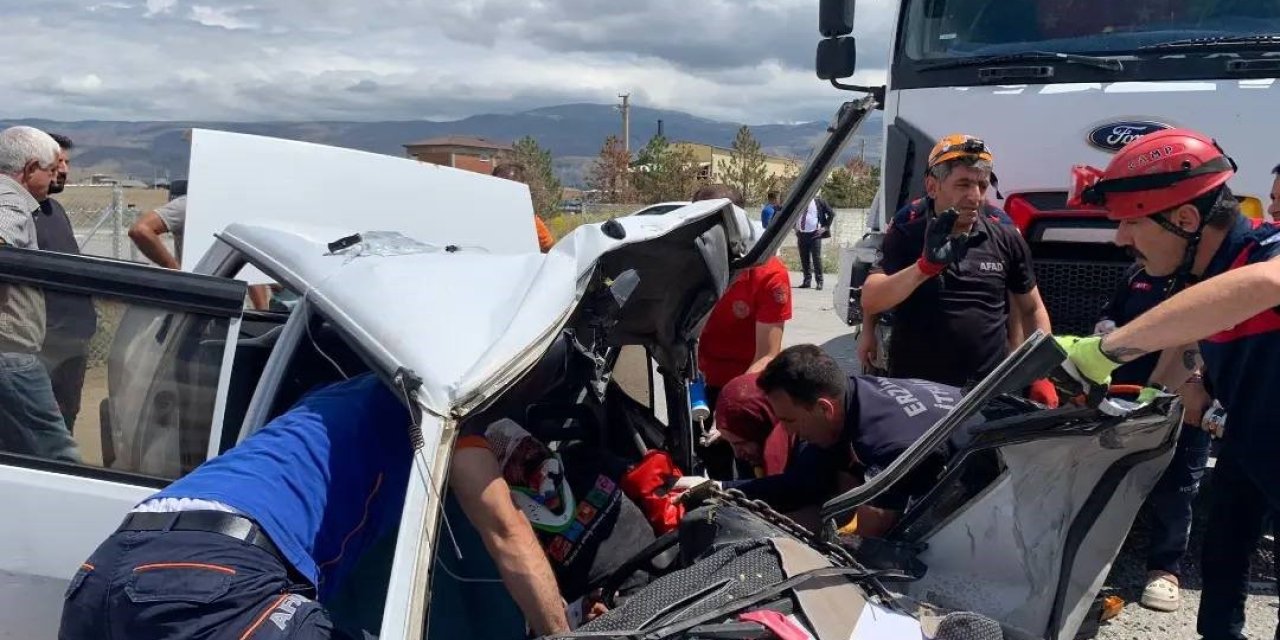 Hurdaya dönen otomobilde sıkışan sürücü kurtarıldı