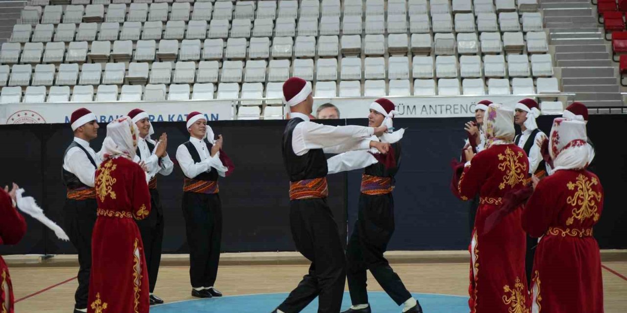 Genç yetenekler, halk oyunlarında hünerlerini sergiledi