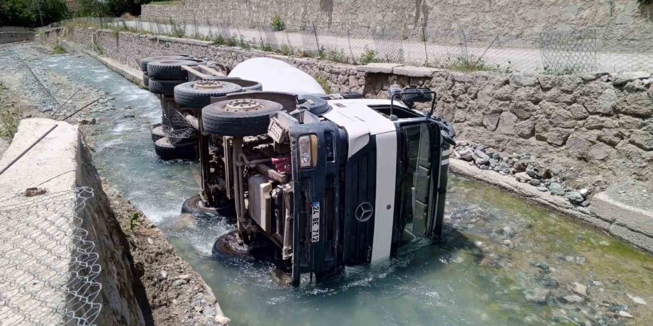 Beton mikseri su kanalına düştü