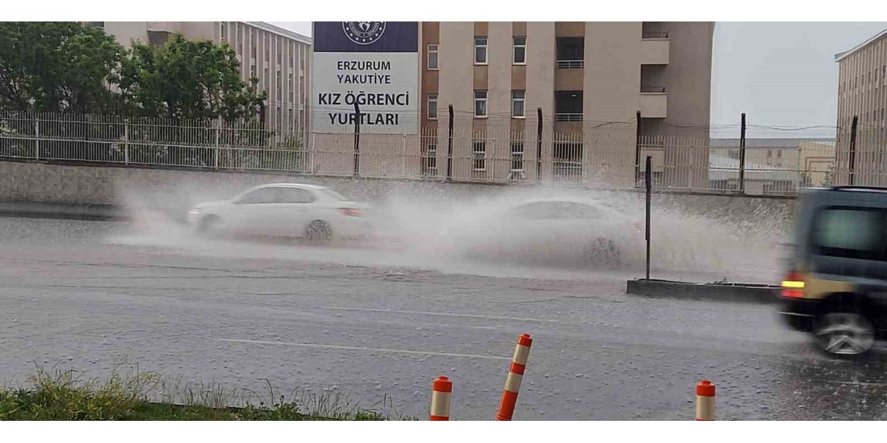 Erzurum’da sağanak yağış hayatı felç etti