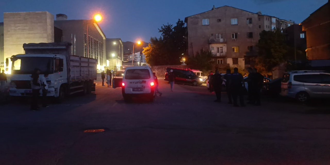 Erzurum’da cadde ortasında bıçaklı kavga: 1 yaralı