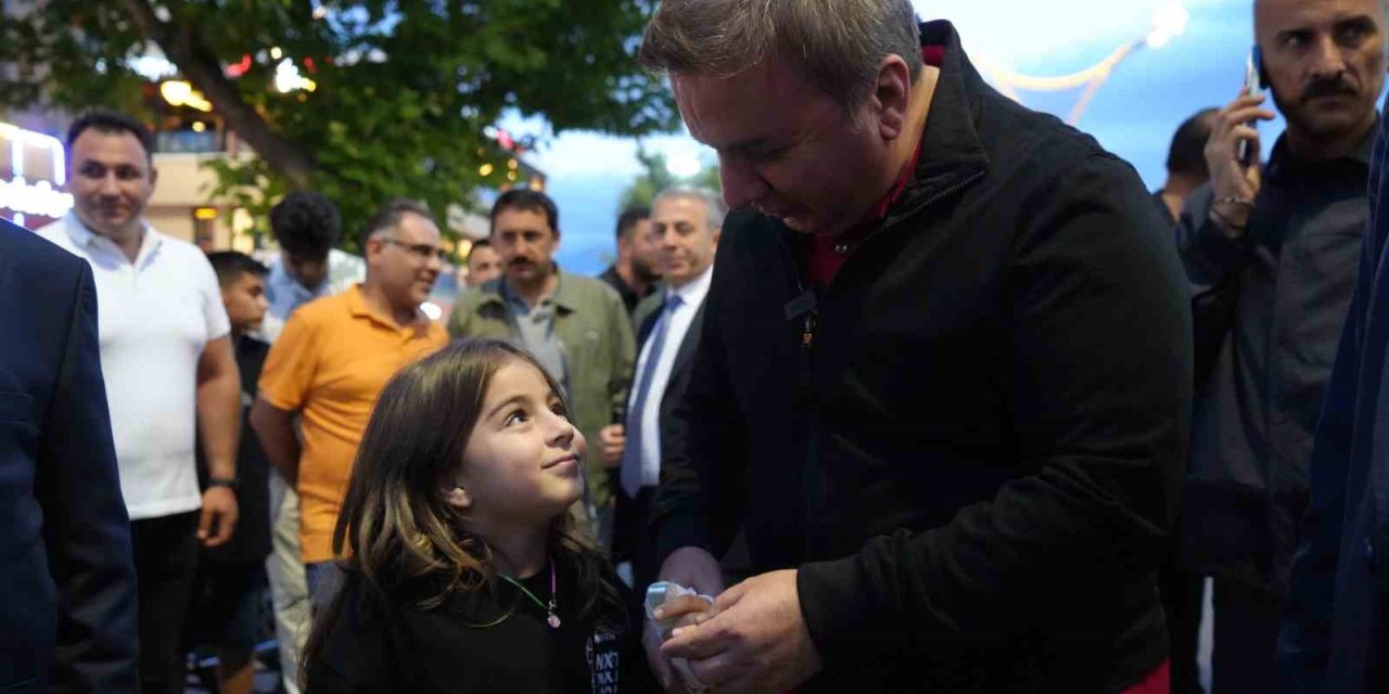 Eli çatlayan miniğin valiyle sohbeti yüzleri gülümsetti