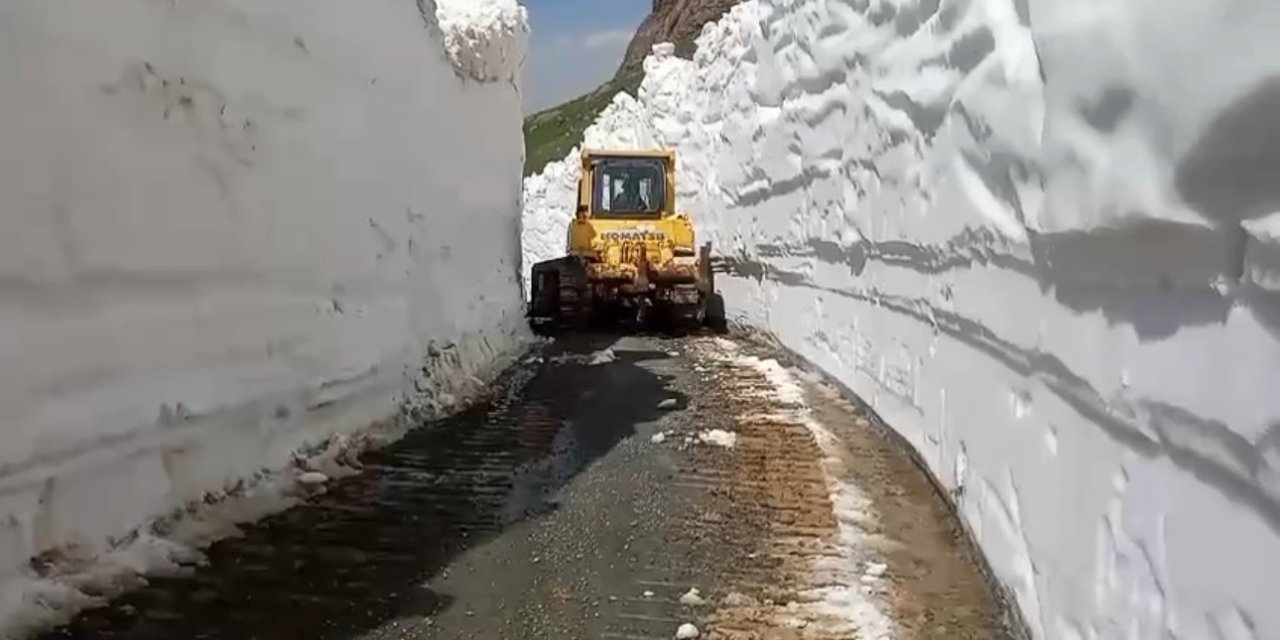 Temmuz ayında 8 metrelik karda yol açma çalışması