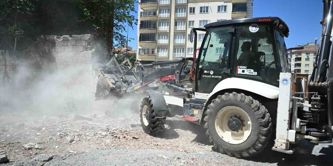 Metruk yapıların yıkımı gerçekleştirildi