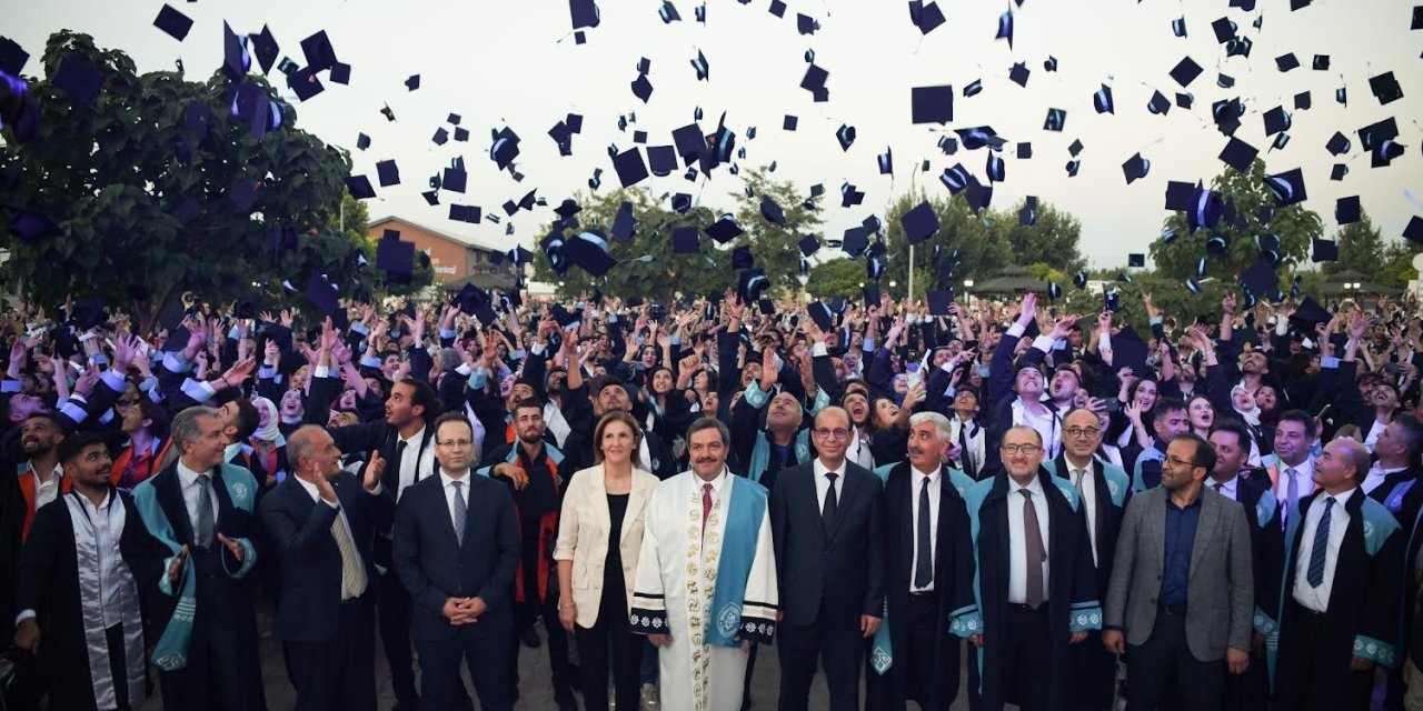 Malatya Turgut Özal Üniversitesi’nde mezuniyet heyecanı