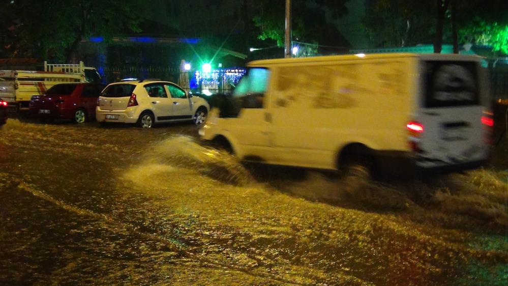 Kars’ı yağmur vurdu, caddeler göle döndü