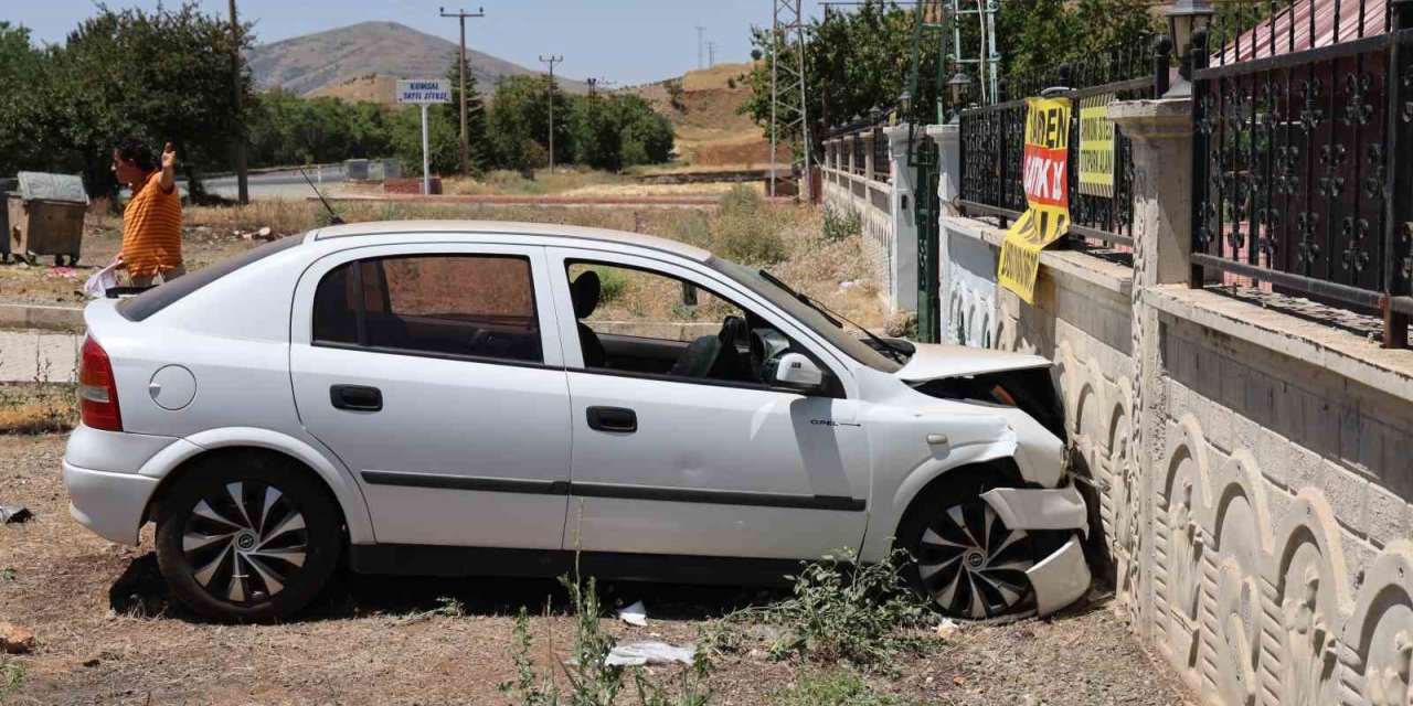 Elazığ’da otomobil bahçe duvarına çarptı: 5 yaralı