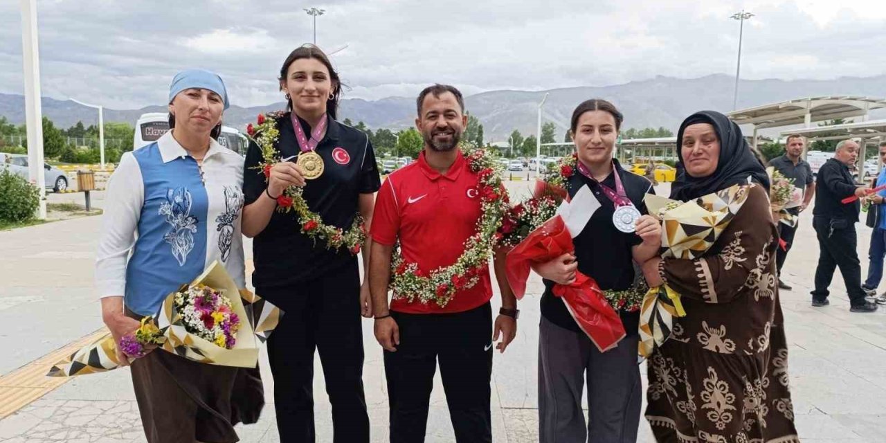 Şampiyon güreşçiler havalimanında coşkuyla karşılandı