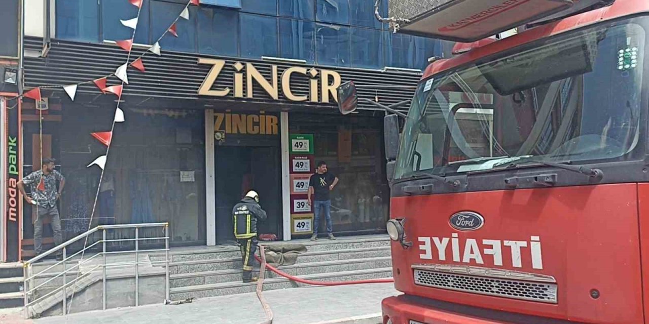 Erciş’te mağazada yangın