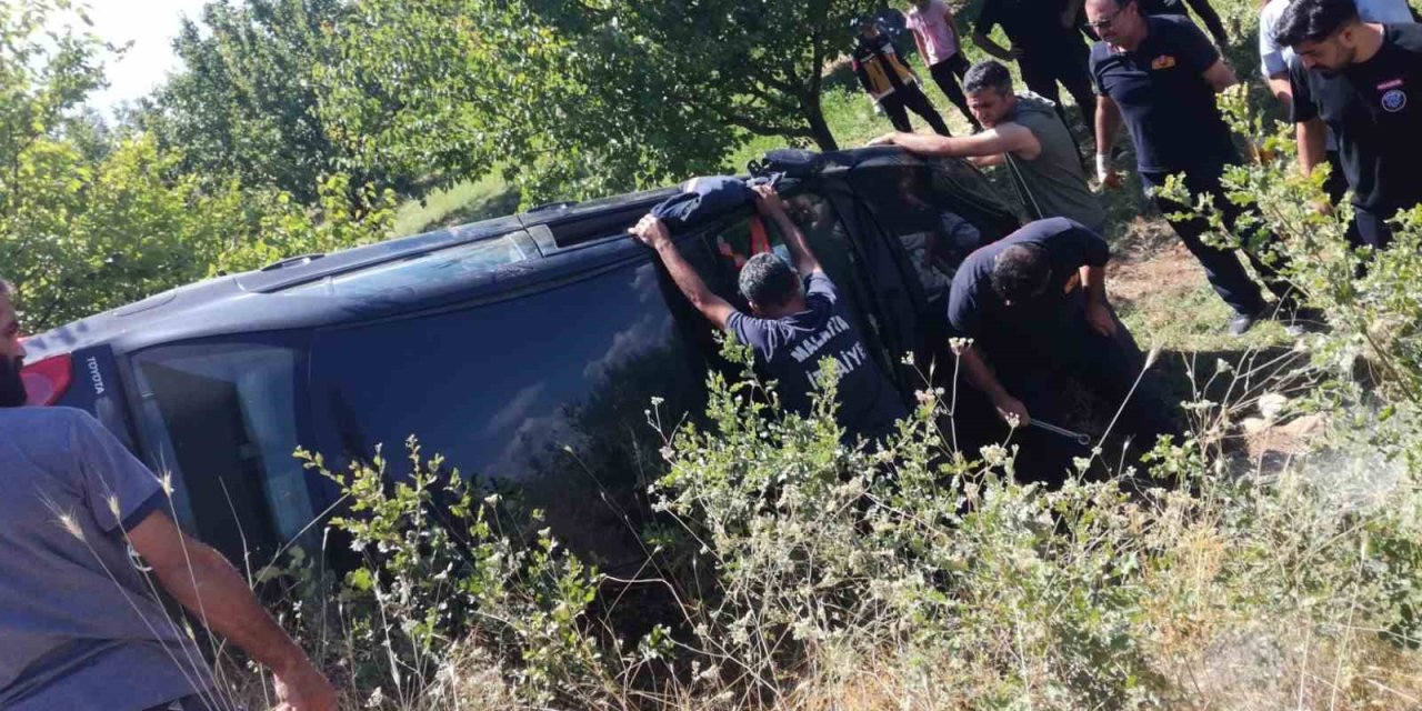 Kontrolden çıkarak devrilen aracın sürücüsü yaralandı