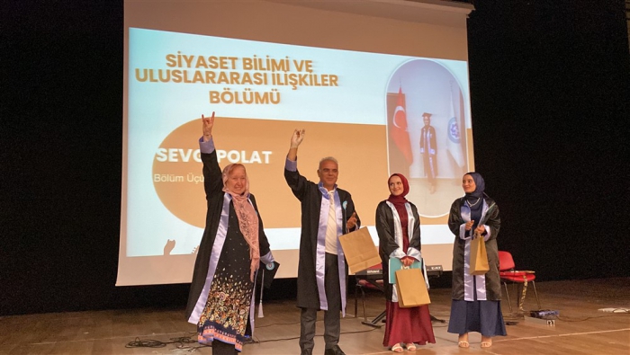 69 yaşında üniversiteden mezun oldu, Bozkurt işaretiyle diplomasını aldı