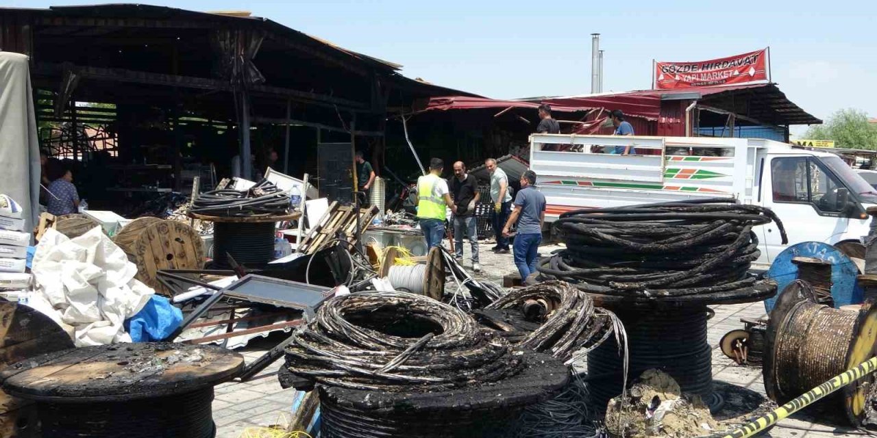 Malatya’da yangının vurduğu esnaf geriye kalan sağlam mallarını kurtarmaya çalışıyor