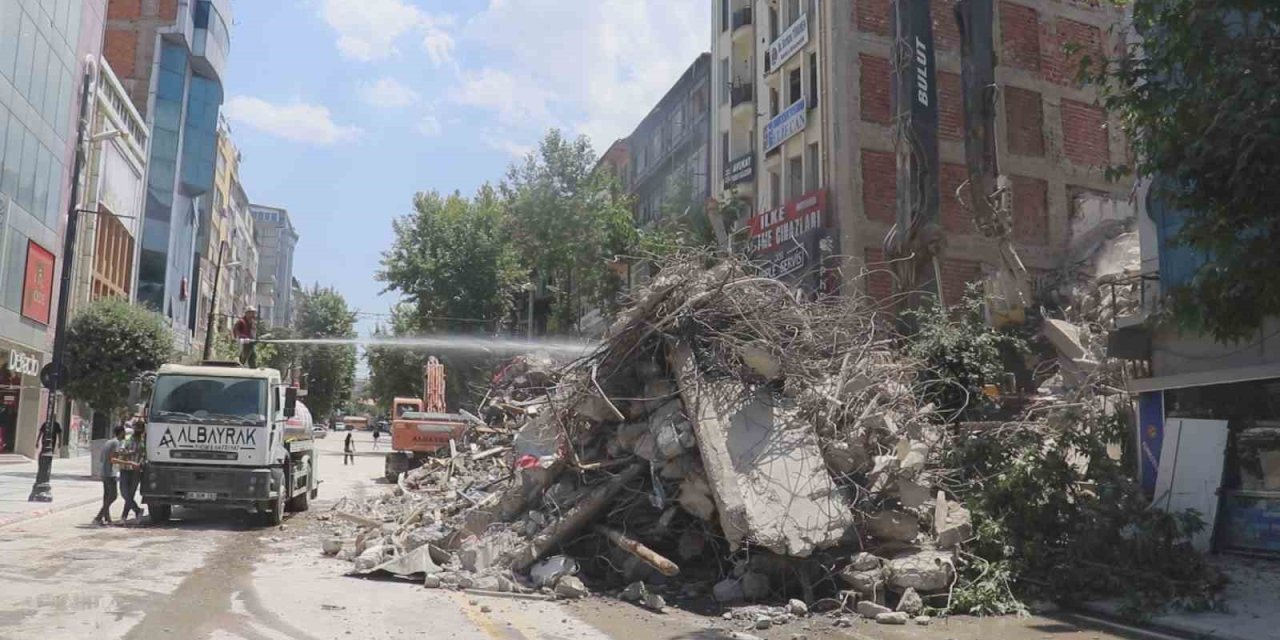 Malatya’da Kışla caddesinde yıkımına başlanıldı