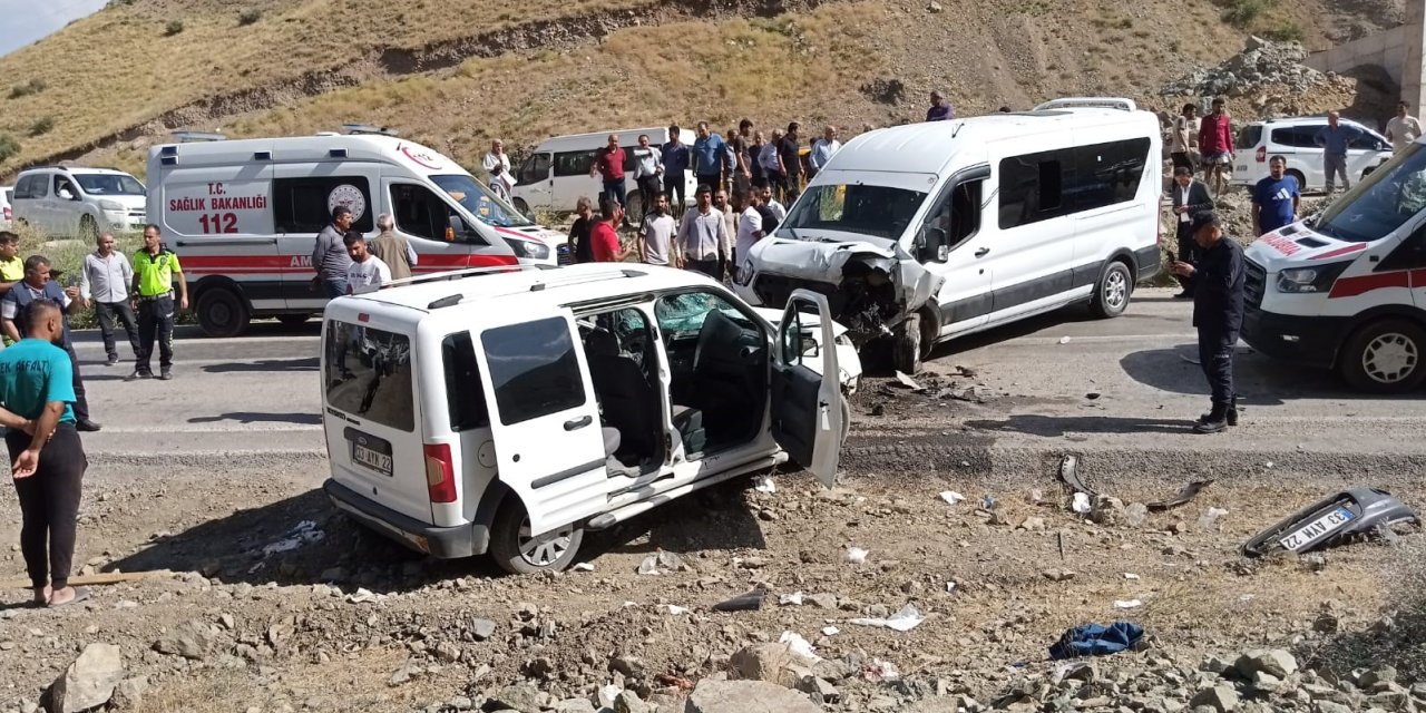 Yüksekova’da yolcu minibüsü ile hafif ticari araç kafa kafaya çarpıştı: 2’si ağır 7 yaralı