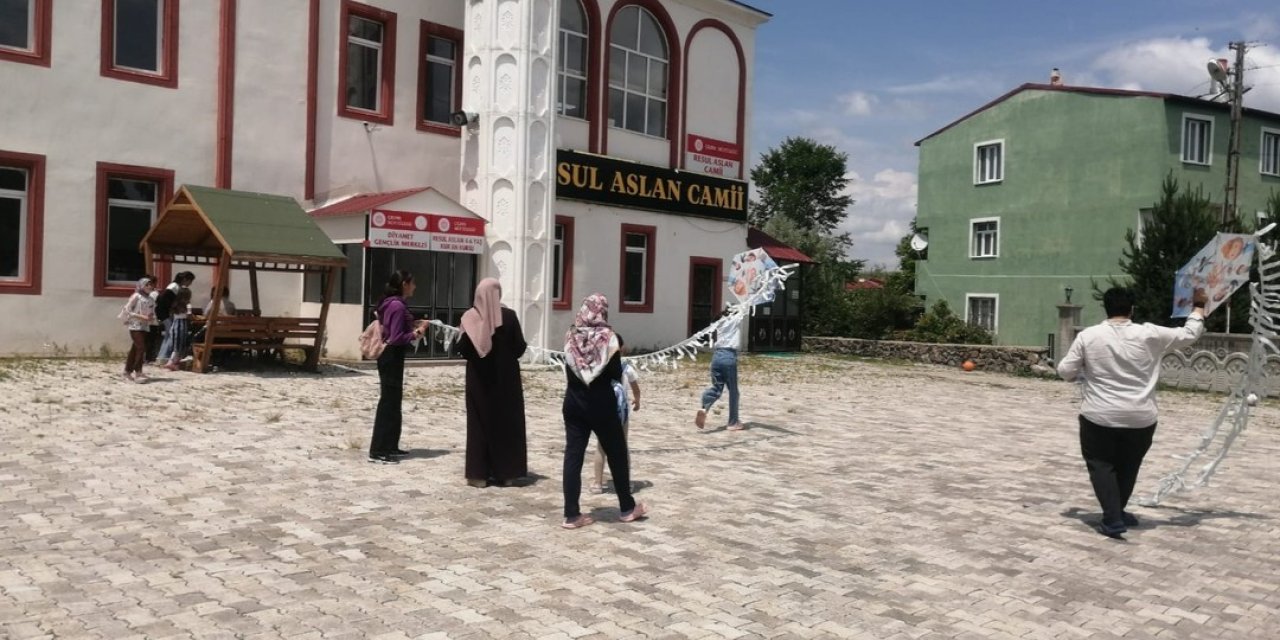 Resul Aslan Camii Yaz Kur’an Kursunda Uçurtma Şenliği