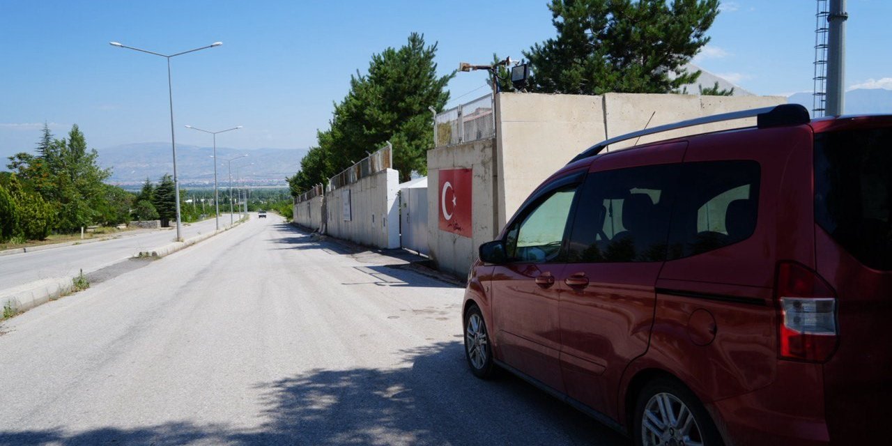 Otomobilden düşen para dolu çanta kayboldu