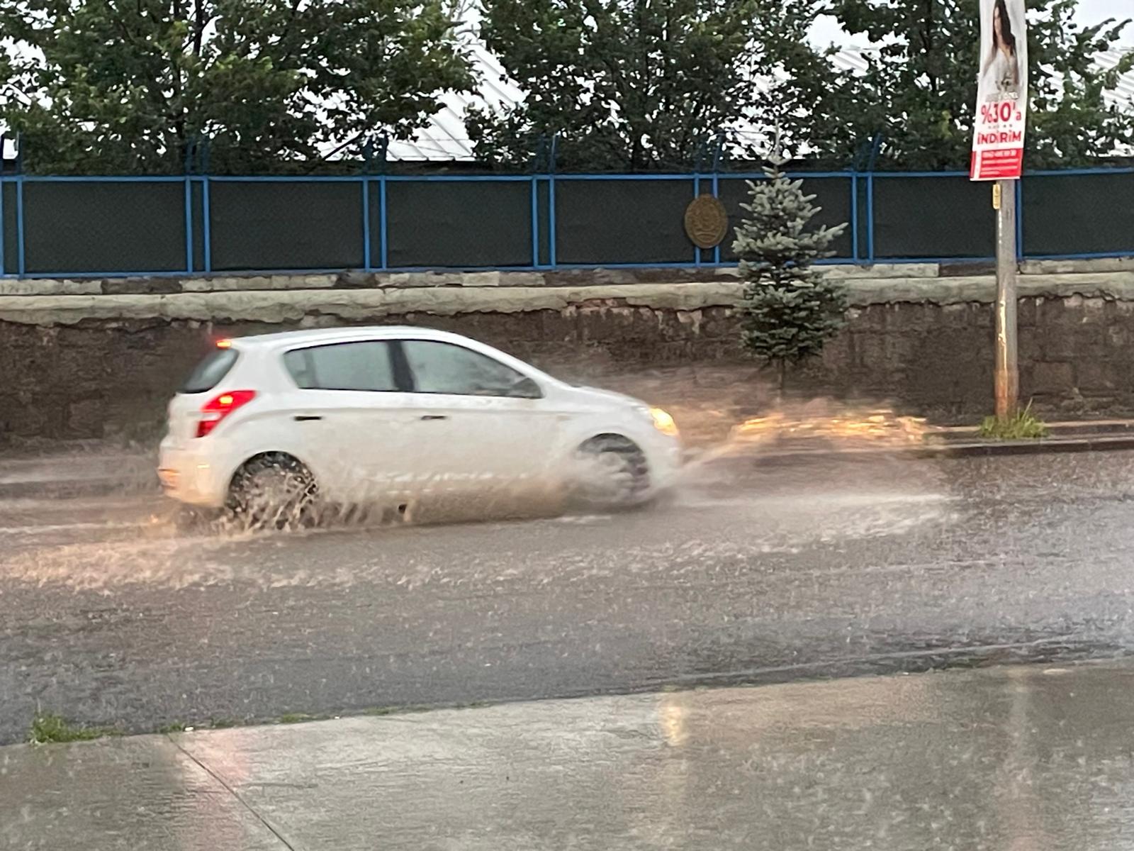 Kars’ı yağmur vurdu