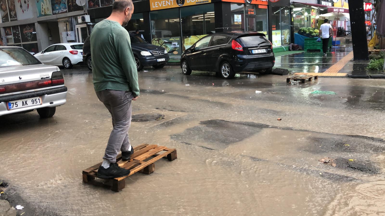 Kars’ta sağanak sonrası caddeler göle döndü.