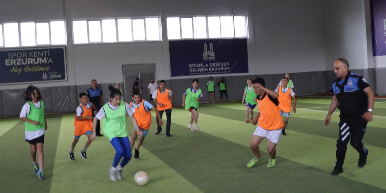 Polis Erzurum’da çocuklarla futbol oynadı, evleri ziyaret etti