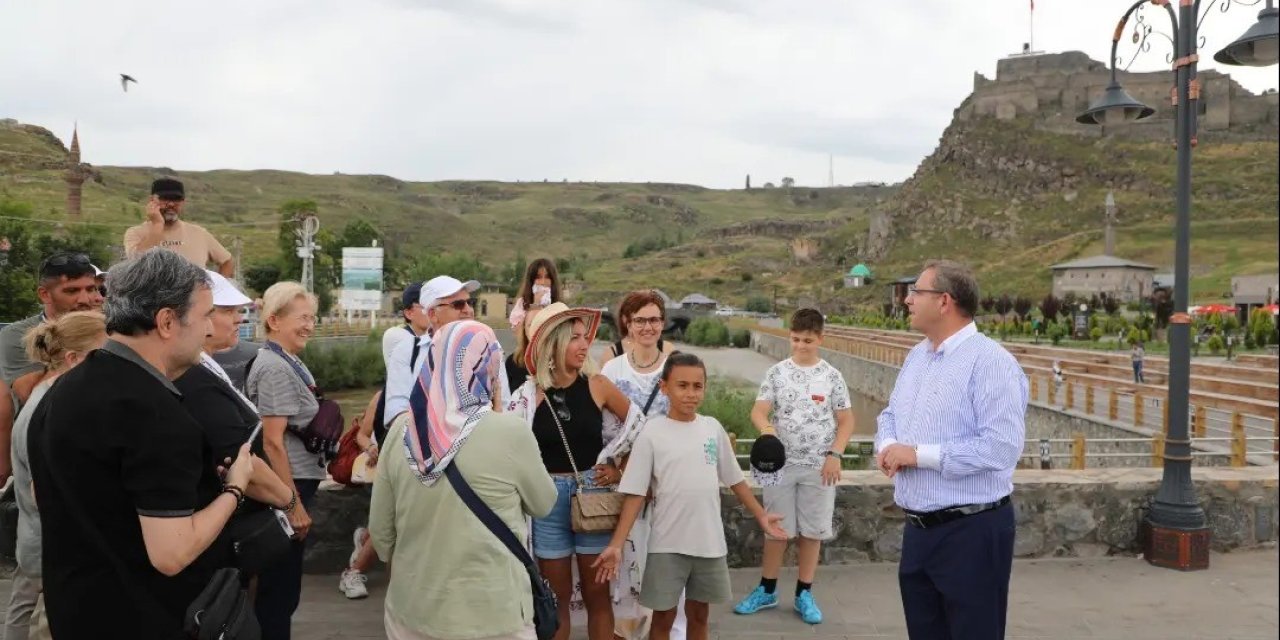 Kars Valisi turistlere rehberlik yaptı