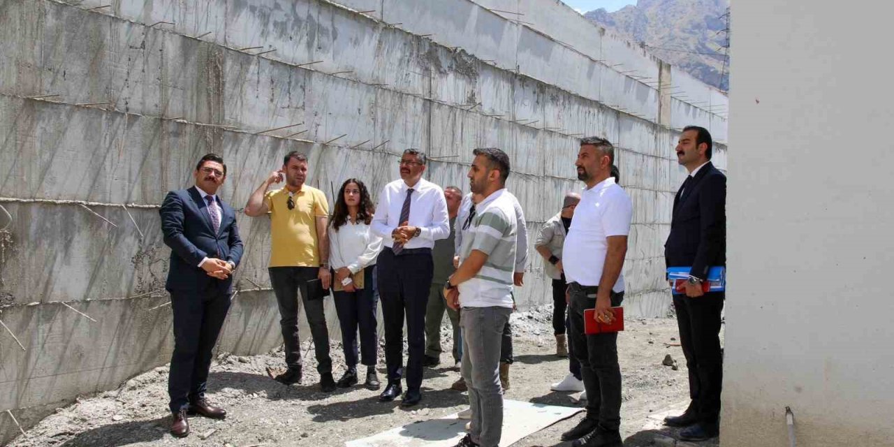 Vali Çelik, mezbahane ve hayvan barınağı inşaatında incelemelerde bulundu