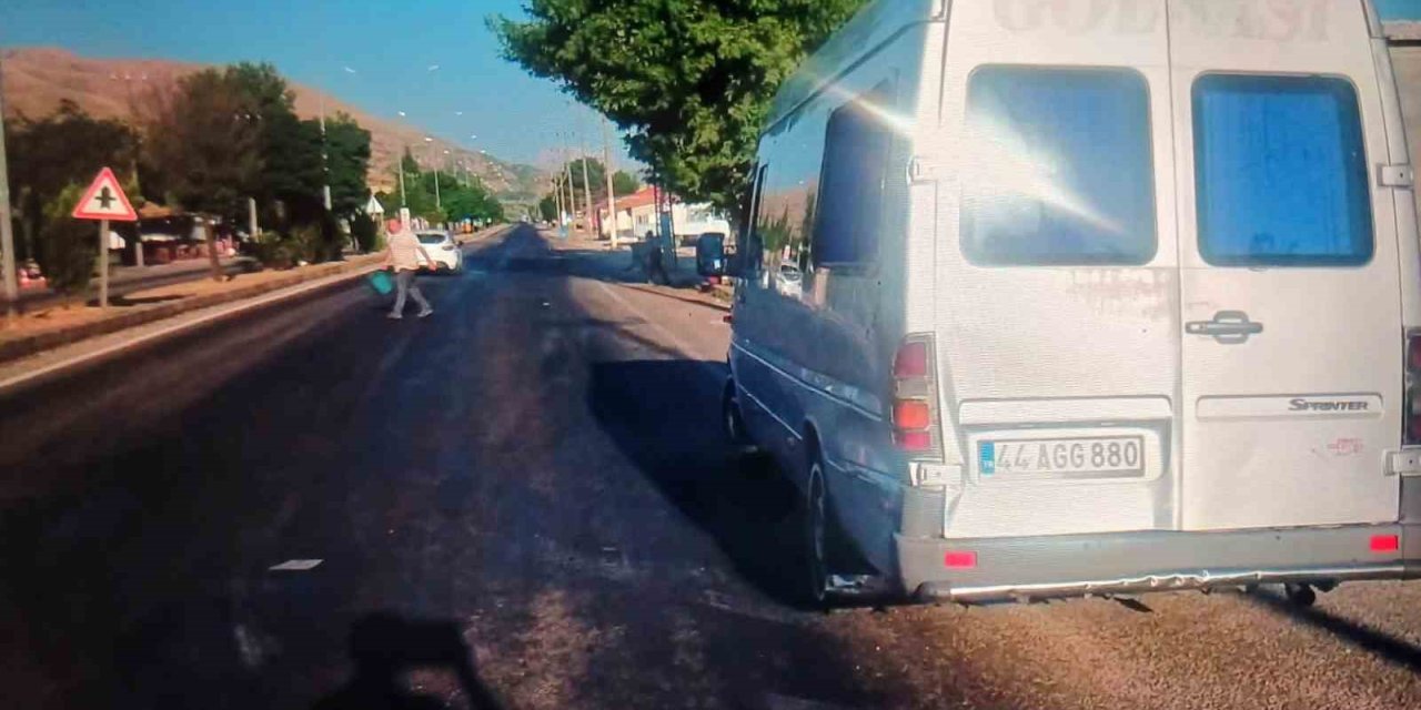 Malatya’da tır ile minibüs çarpıştı, 3 yaralı