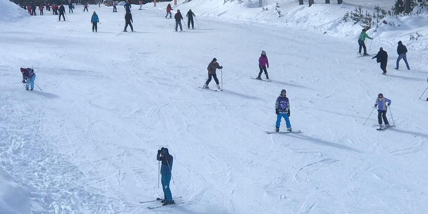 Sarıkamış Cıbıltepe Kayak Merkezi'nde hafta sonu yoğunluğu