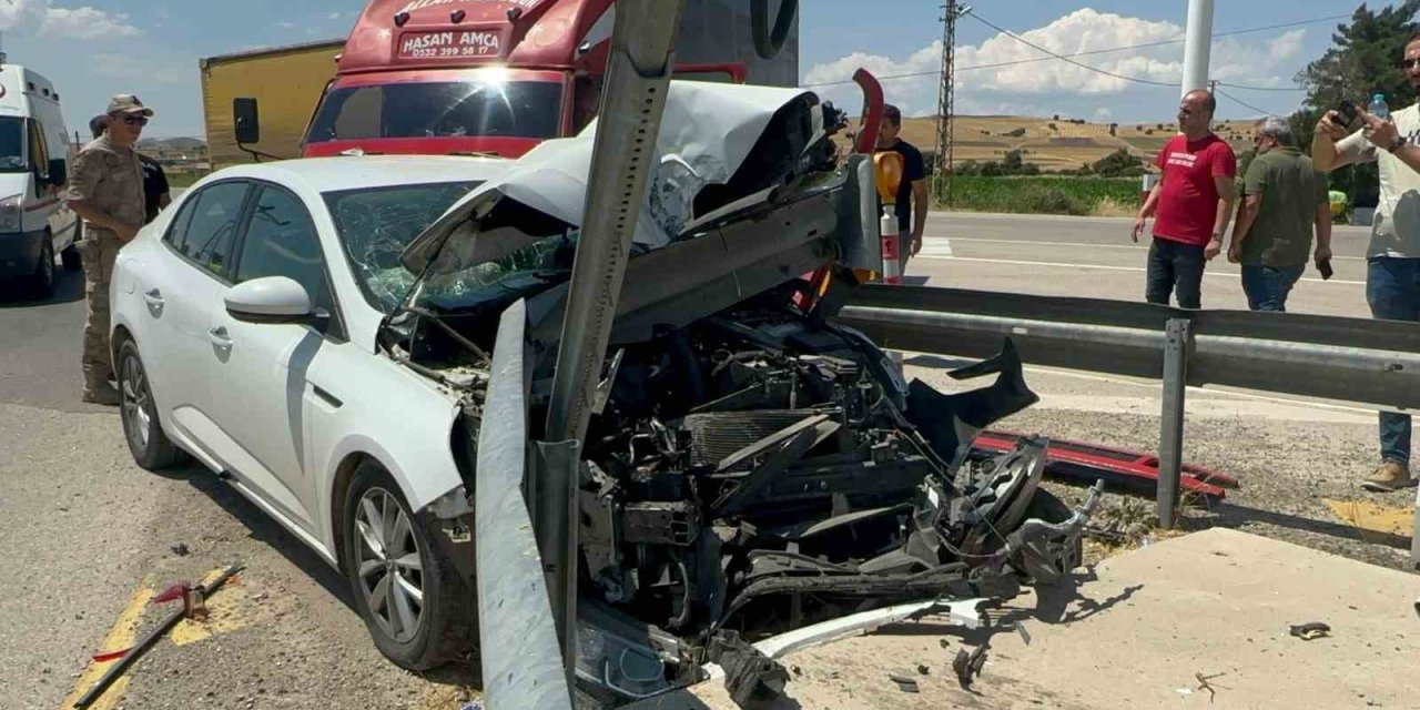 Elazığ’da otomobil bariyerlere saplandı: 4 yaralı