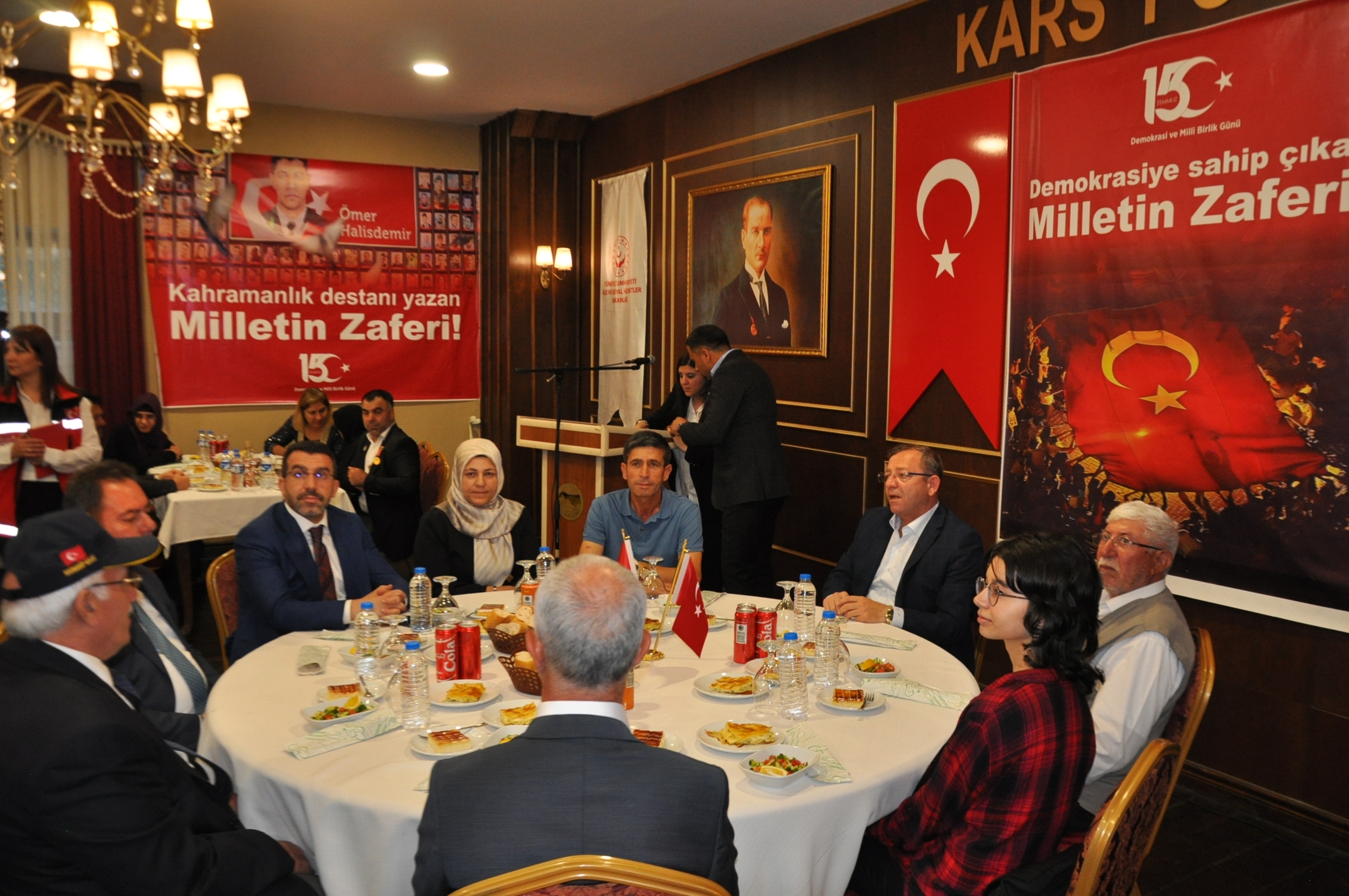 Kars Valiliğinden 15 Temmuz şehitlerinin aileleri ve gaziler onuruna yemek