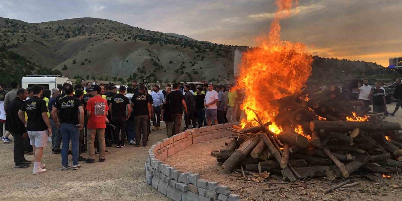 Dev kamp ateşi yakıldı, vali yanma tehlikesi atlattı