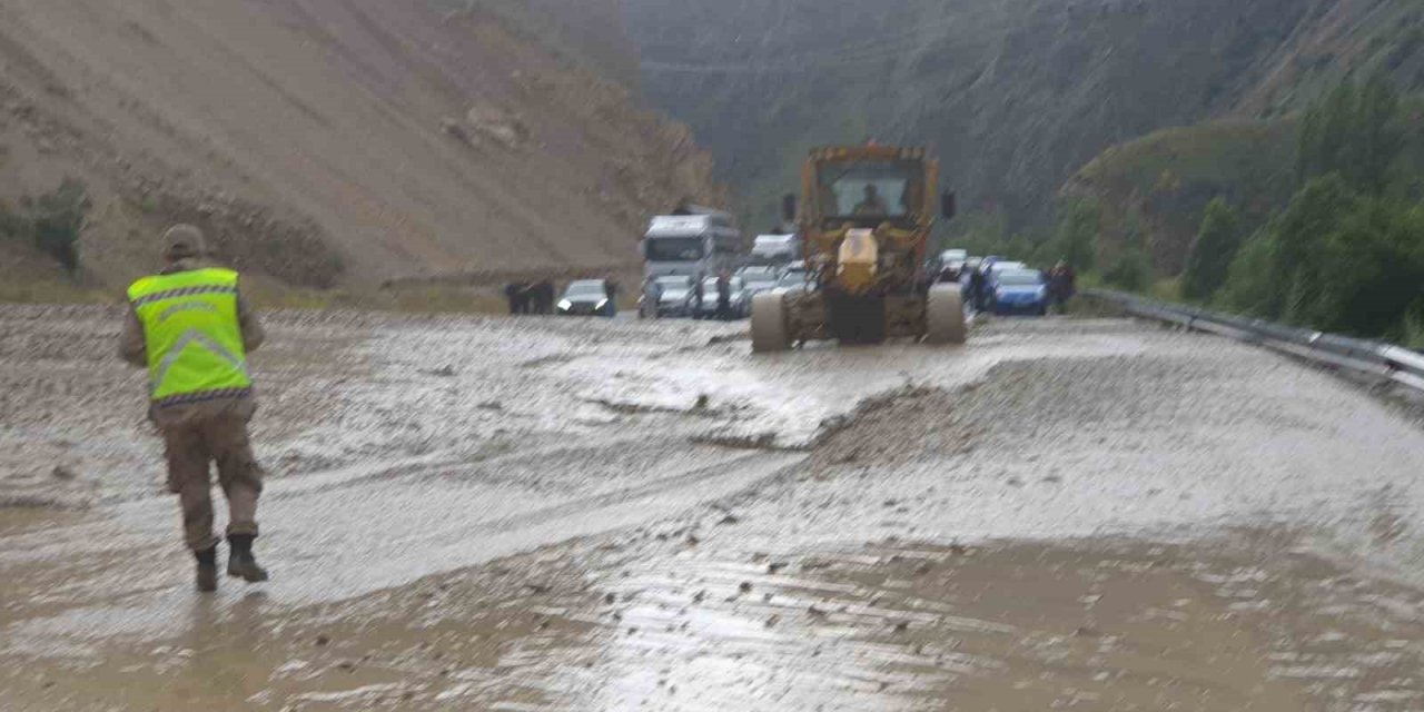 Erzurum-Artvin yolunda heyelan