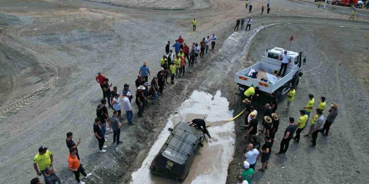 Erzincan’da off-road yarışmasında pilotlar çamura saplandı