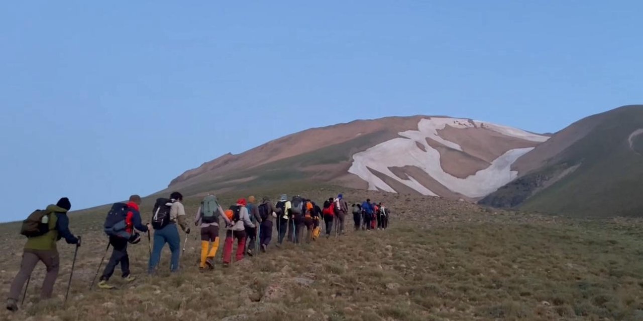 Ağrı’da Süphan Dağı zirve tırmanışı ile 15 Temmuz kutlandı