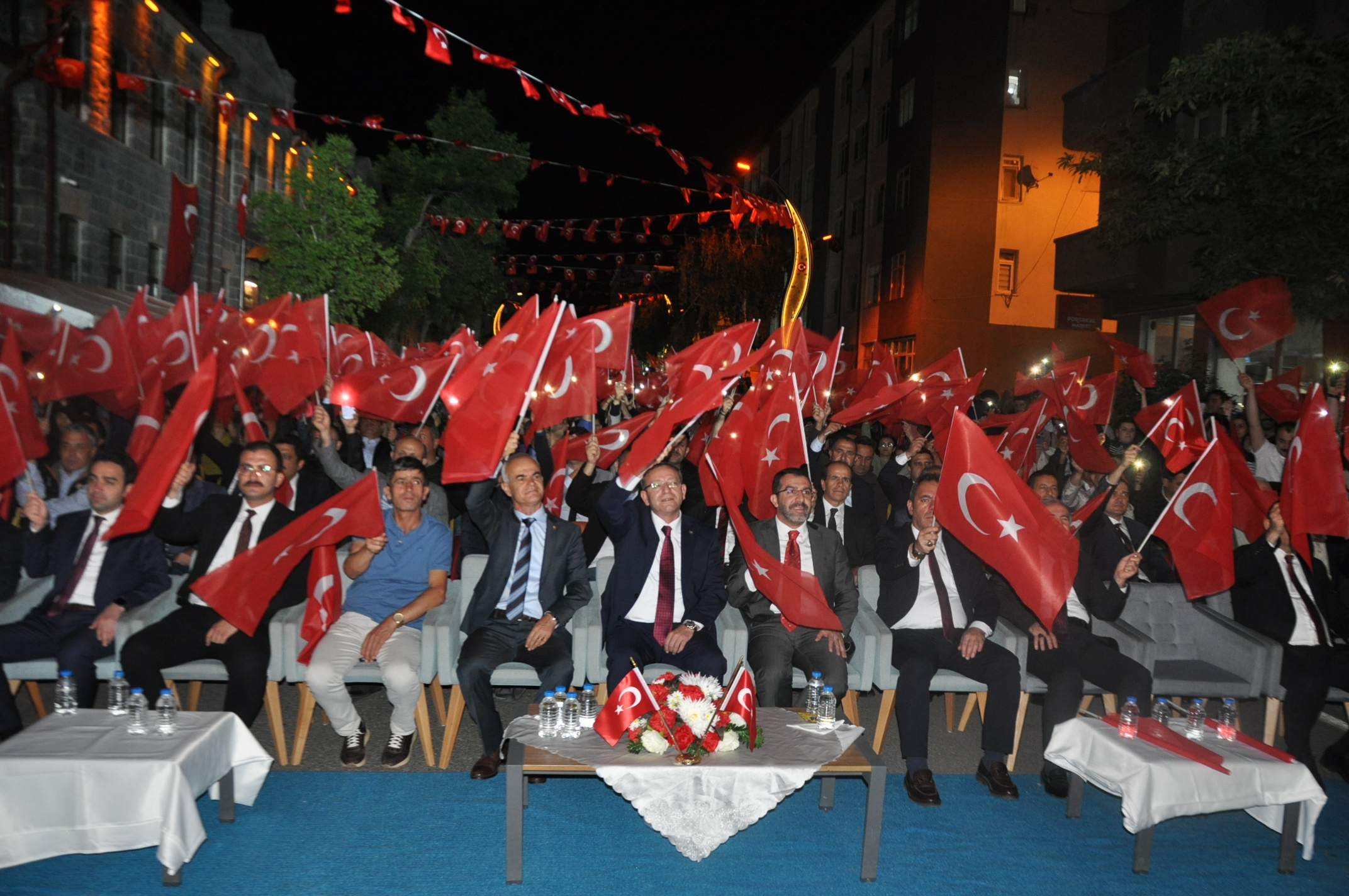 Karslılar 15 Temmuz’da demokrasi meydanını doldurdu