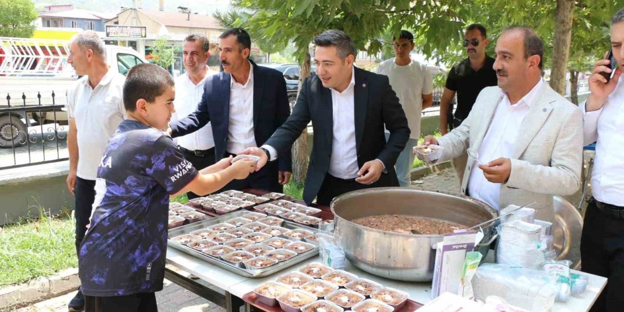 Kaymakam Özçelik, Muharrem ayı dolayısıyla vatandaşlara aşure dağıttı