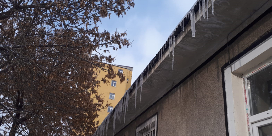 Kars'ta çatılardan sarkan buz sarkıtlarına dikkat edilmeli