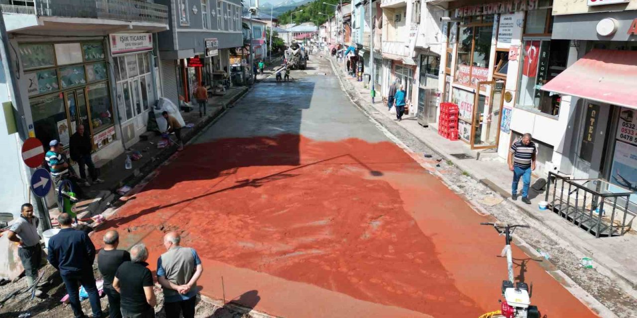 Posof’da altyapının ardından sıcak asfalt çalışması başladı