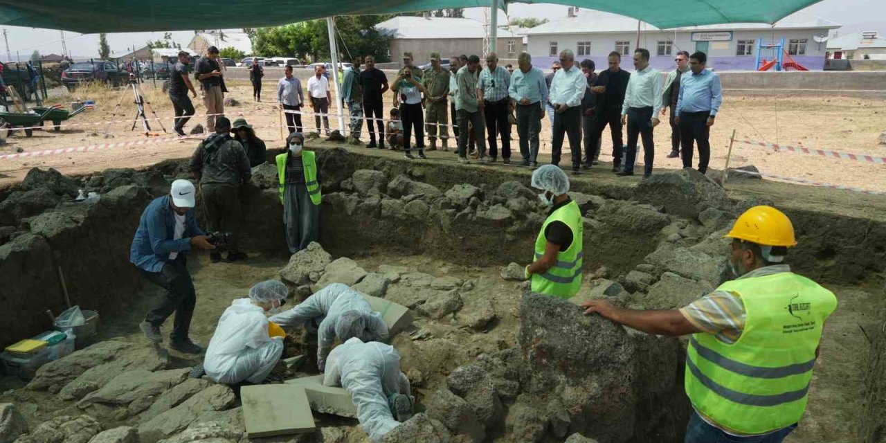 Muş Valisi Çakır, Malazgirt’te yürütülen kazı çalışmalarını inceledi