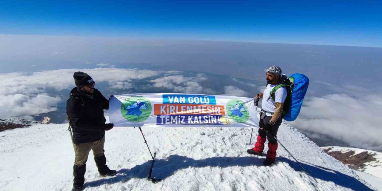 Vanlı dağcılar Türkiye’nin en yüksek dağı olan Ağrı Dağı’na tırmandı