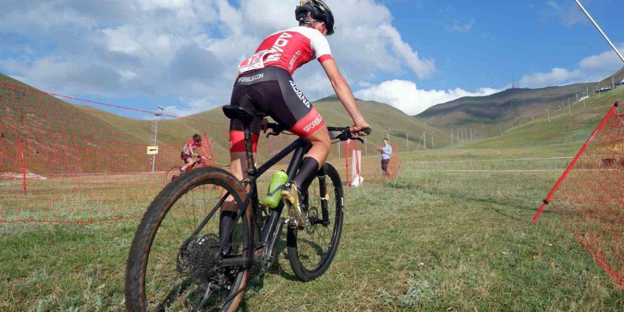 Pedallarını Palandöken’in zirvesinde çevirdiler